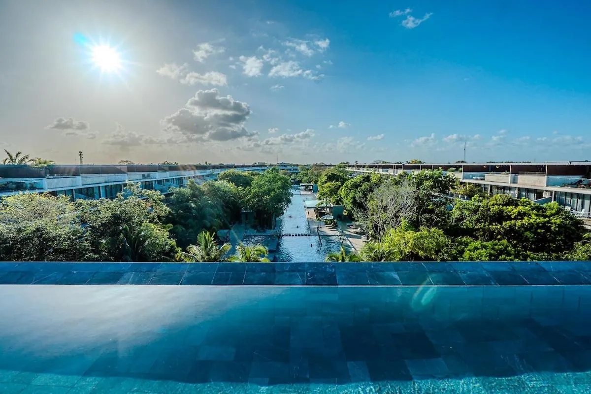 Lux Apt Awa Golf, Pool, Gym, Walkable ! location