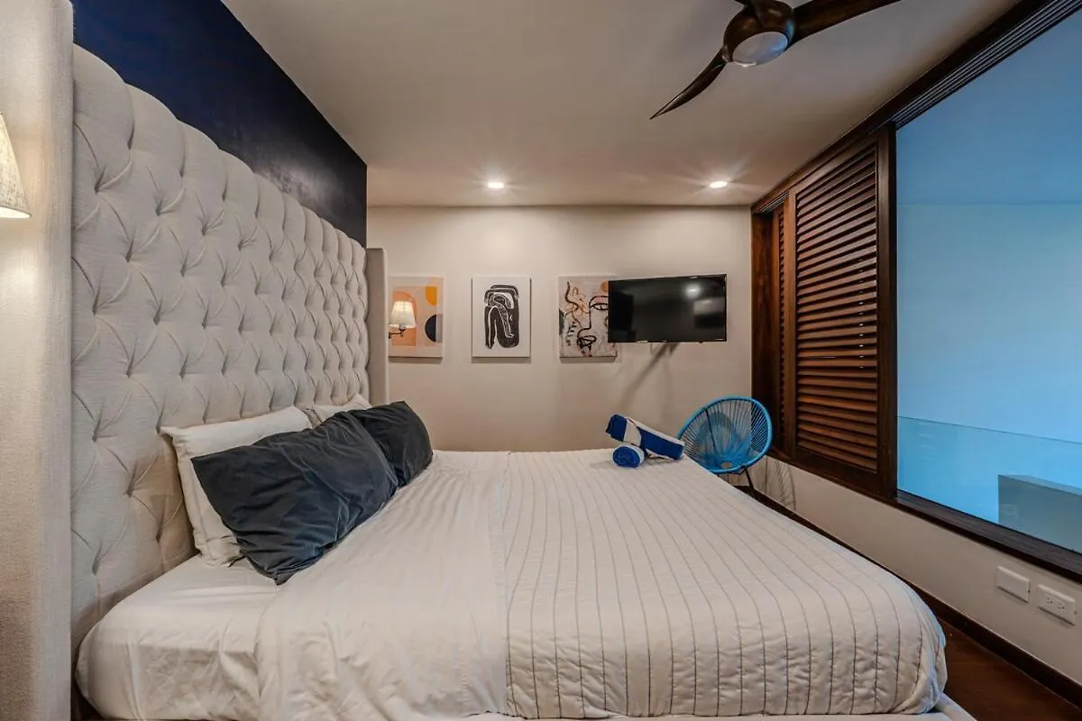 Lux Apt Awa Golf, Pool, Gym, Walkable !